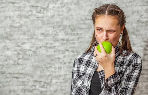 Portrait Young Teenager Brunette Girl Long Hair Eat Green Apple — Stock Photo, Image