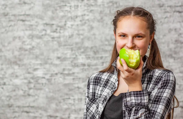 Portrait Young Teenager Brunette Girl Long Hair Eat Green Apple — Stock Photo, Image