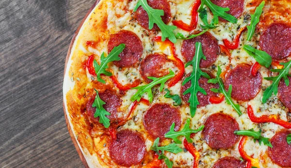 Pizza Pepperoni Con Queso Mozzarella Salami Tomates Pimienta Especias Rúcula — Foto de Stock