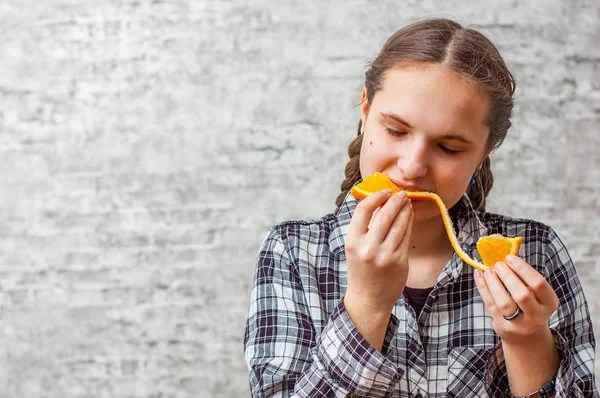 Retrato Jovem Adolescente Morena Com Cabelo Comprido Comer Laranja Fruta — Fotografia de Stock