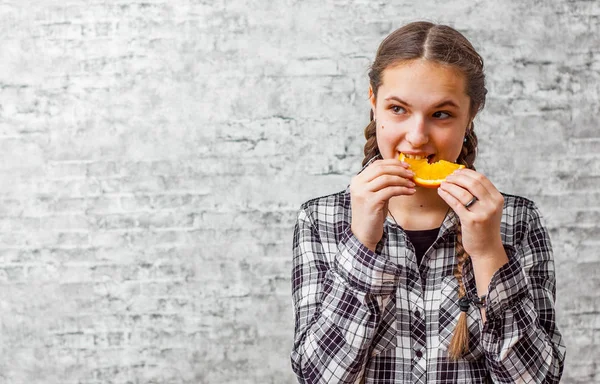Πορτρέτο Του Νεαρός Έφηβος Μελαχρινή Κοπέλα Μακριά Μαλλιά Τρώνε Πορτοκαλί — Φωτογραφία Αρχείου