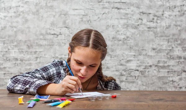 Porträt Eines Jungen Teenagers Brünettes Mädchen Mit Langen Haaren Zeichnung — Stockfoto