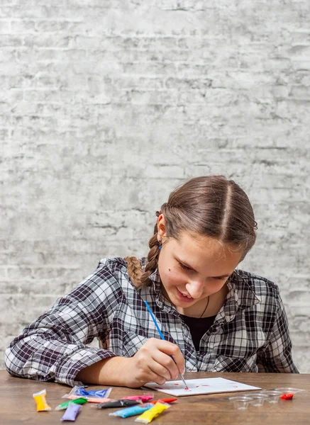 Ritratto Giovane Adolescente Ragazza Bruna Con Capelli Lunghi Disegno Con — Foto Stock