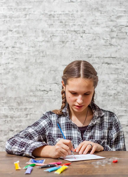 Ritratto Giovane Adolescente Ragazza Bruna Con Capelli Lunghi Disegno Con — Foto Stock