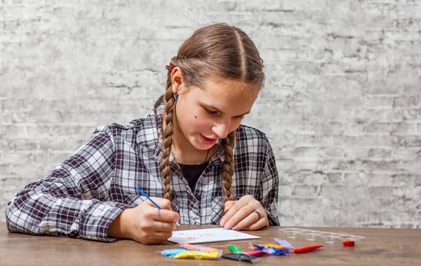 Porträt Eines Jungen Teenagers Brünettes Mädchen Mit Langen Haaren Zeichnung — Stockfoto