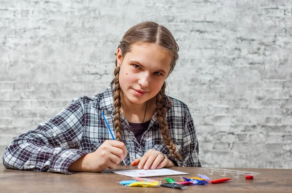 Porträt Eines Jungen Teenagers Brünettes Mädchen Mit Langen Haaren Zeichnung — Stockfoto
