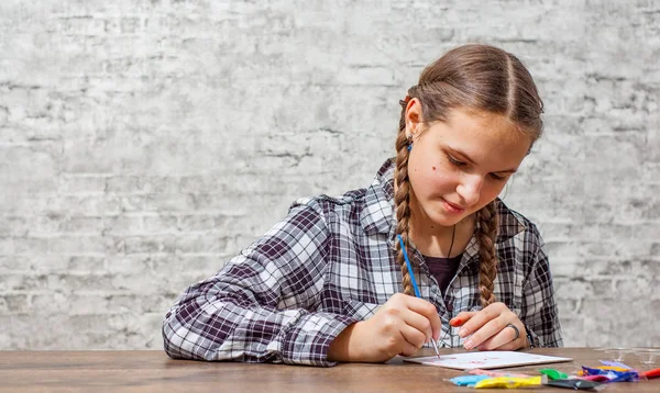 Porträt Eines Jungen Teenagers Brünettes Mädchen Mit Langen Haaren Zeichnung — Stockfoto