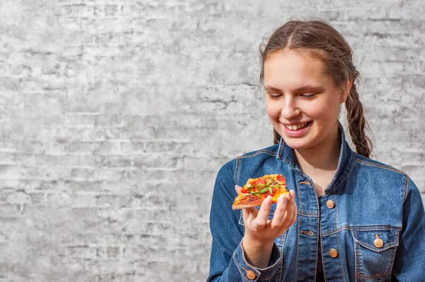 Retrato Joven Adolescente Morena Chica Con Pelo Largo Comer Rebanada — Foto de Stock