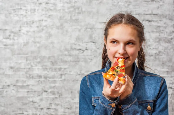 Retrato Jovem Adolescente Morena Com Cabelo Comprido Comendo Fatia Pizza — Fotografia de Stock