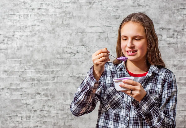 Portrét Mladé Dospívající Brunetka Dlouhými Vlasy Jíst Jogurt Borůvka Pozadí — Stock fotografie