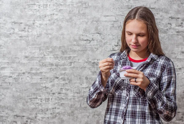 Πορτρέτο Του Νεαρός Έφηβος Μελαχρινή Κοπέλα Μακριά Μαλλιά Τρώνε Μυρτιλός — Φωτογραφία Αρχείου