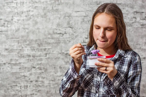 Portrét Mladé Dospívající Brunetka Dlouhými Vlasy Jíst Jogurt Borůvka Pozadí — Stock fotografie