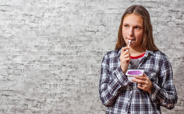 Retrato Jovem Adolescente Morena Com Cabelos Longos Comer Iogurte Mirtilo — Fotografia de Stock