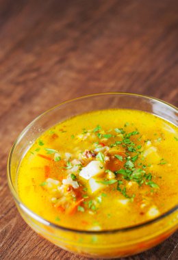 sebze ve pirinç cam kase ahşap masa arka plan üzerinde tavuk çorbası