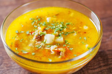 sebze ve pirinç cam kase ahşap masa arka plan üzerinde tavuk çorbası