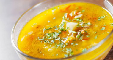 sebze ve pirinç cam kase ahşap masa arka plan üzerinde tavuk çorbası