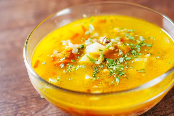 sebze ve pirinç cam kase ahşap masa arka plan üzerinde tavuk çorbası