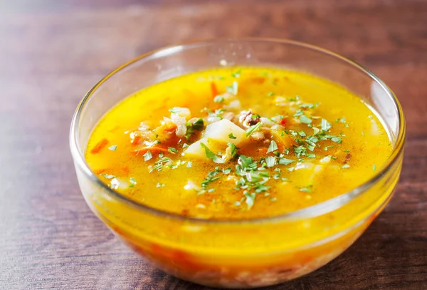 sebze ve pirinç cam kase ahşap masa arka plan üzerinde tavuk çorbası