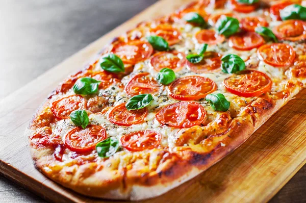 Овальная Пицца Сыром Моцарелла Помидоры Перец Специи Свежий Базилик Итальянская — стоковое фото