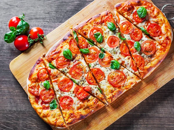 Ovale Pizza Mit Mozzarella Tomaten Pfeffer Gewürzen Und Frischem Basilikum — Stockfoto