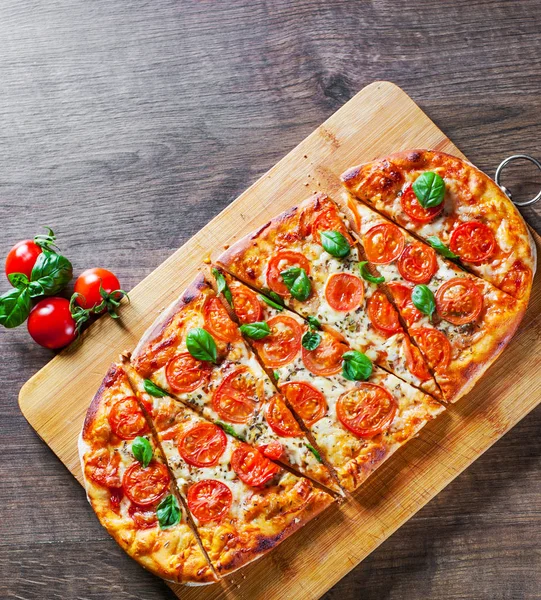 Ovale Pizza Mit Mozzarella Tomaten Pfeffer Gewürzen Und Frischem Basilikum — Stockfoto