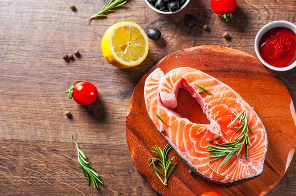 Bife Salmão Cru Fresco Com Tomate Limão Azeitona Pimenta Molho — Fotografia de Stock