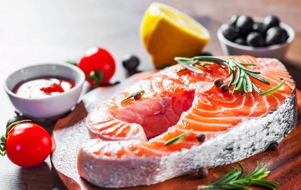 Fresh Raw Salmon Steak Tomato Lemon Olive Pepper Sauce Aromatic — Stock Photo, Image