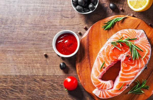 Bife Salmão Cru Fresco Com Tomate Limão Azeitona Pimenta Molho — Fotografia de Stock