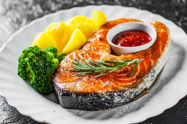 Gebratenes Lachsfischsteak Mit Kartoffeln Brokkoli Und Sauce Weißem Teller Auf — Stockfoto