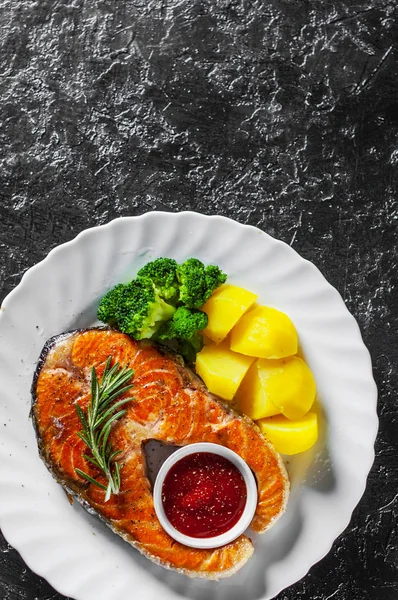 Bife Salmão Assado Com Batata Brócolis Molho Prato Branco Sobre — Fotografia de Stock