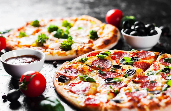 Pepperoni Pizza Com Queijo Mozzarella Salame Tomate Azeitona Pimenta Especiarias — Fotografia de Stock