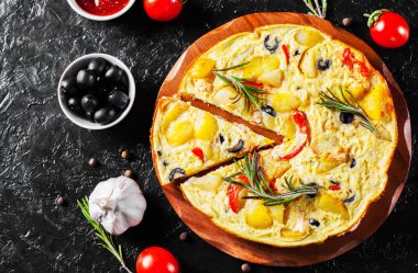 omlet Somon Balık, sebze ve koyu arka plan üzerine bir tabak içinde zeytin ile