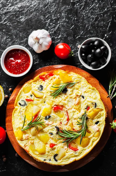Omelette Mit Lachsfisch Gemüse Und Oliven Einem Teller Auf Dunklem — Stockfoto
