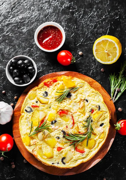 Omelette Mit Lachsfisch Gemüse Und Oliven Einem Teller Auf Dunklem — Stockfoto