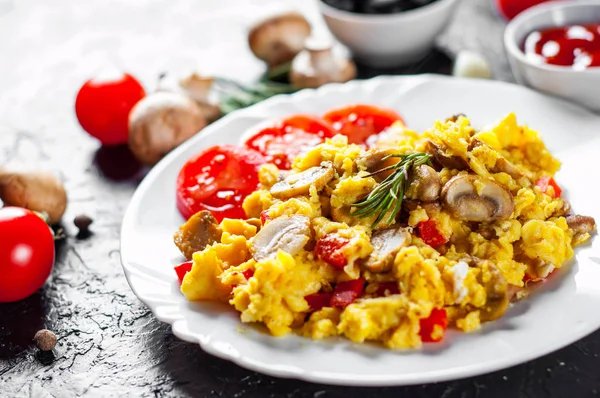 Rührei Mit Pilzen Und Gemüse Weißem Teller Auf Dunklem Hintergrund — Stockfoto