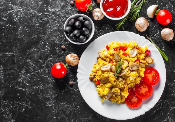 Huevos Revueltos Con Setas Verduras Plato Blanco Sobre Fondo Oscuro — Foto de Stock