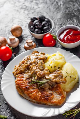 Mantar sos ve patates püresi koyu arka plan üzerinde beyaz plaka ile kavrulmuş tavuk göğsü