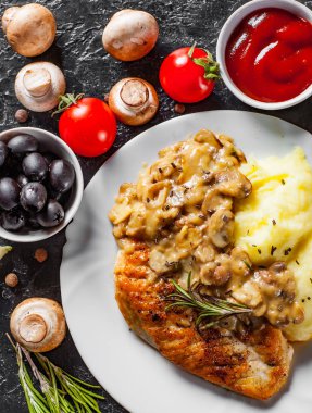 Mantar sos ve patates püresi koyu arka plan üzerinde beyaz plaka ile kavrulmuş tavuk göğsü