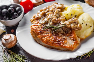 Mantar sos ve patates püresi koyu arka plan üzerinde beyaz plaka ile kavrulmuş tavuk göğsü