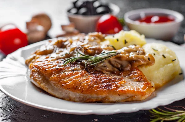 Peito Frango Assado Com Molho Cogumelos Purê Batata Placa Branca — Fotografia de Stock