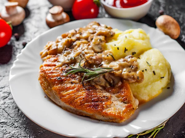 Peito Frango Assado Com Molho Cogumelos Purê Batata Placa Branca — Fotografia de Stock