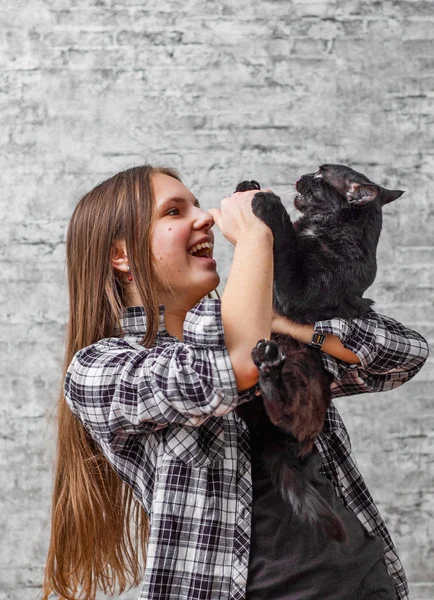 Portrét Mladé Dospívající Brunetka Dlouhými Vlasy Drží Ruce Černou Kočku — Stock fotografie