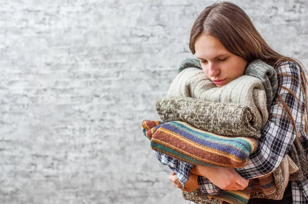 Porträt Des Jungen Teenagers Brünettes Mädchen Mit Langen Haaren Hält — Stockfoto