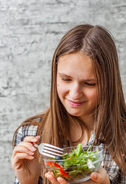 Retrato Jovem Adolescente Morena Com Cabelos Longos Comendo Salada Legumes — Fotografia de Stock