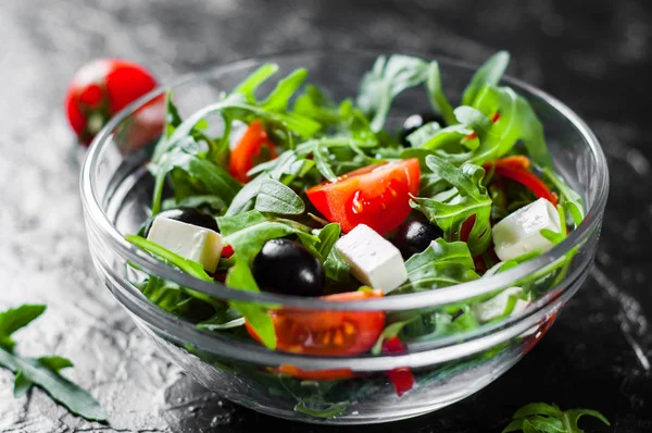 Frisse Groene Salade Met Rucola Tomaten Kaas Peper Olijfolie Een — Stockfoto