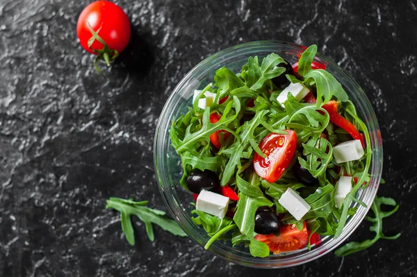 Salade Verte Fraîche Avec Roquette Tomates Fromage Poivre Olive Dans — Photo