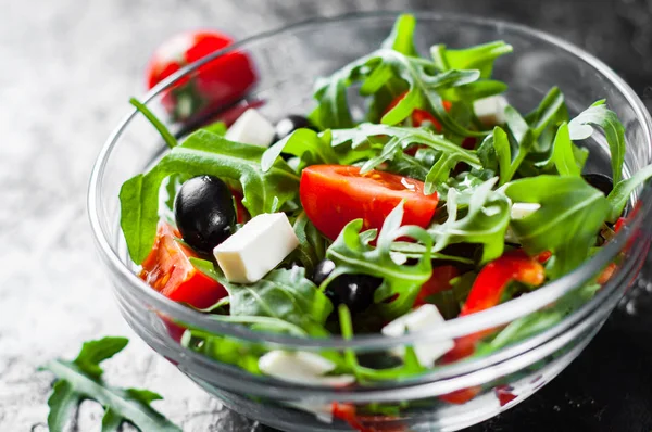 Frisse Groene Salade Met Rucola Tomaten Kaas Peper Olijfolie Een — Stockfoto