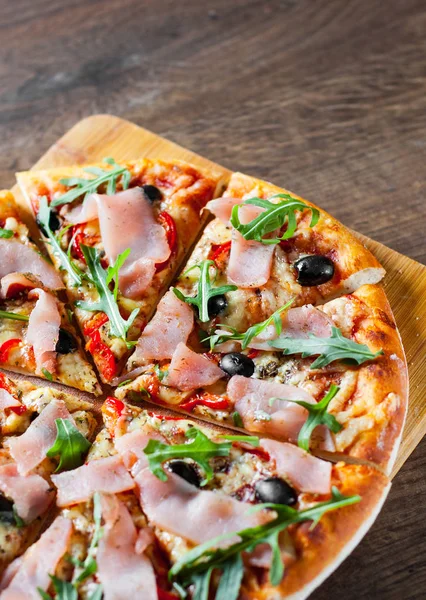 Pizza Dengan Keju Mozzarella Ham Lada Zaitun Daging Saus Tomato — Stok Foto