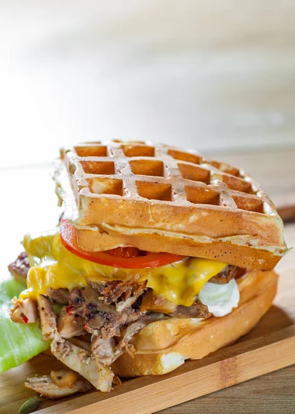 Sanduíche Waffle Com Carne Queijo Molho Legumes Fundo Mesa Madeira — Fotografia de Stock