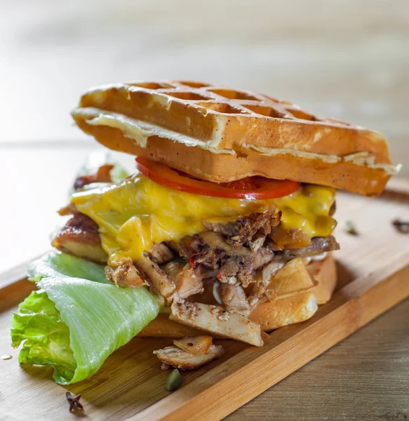 Sanduíche Waffle Com Carne Queijo Molho Legumes Fundo Mesa Madeira — Fotografia de Stock